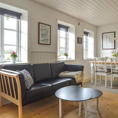 Hodde With Fireplace *