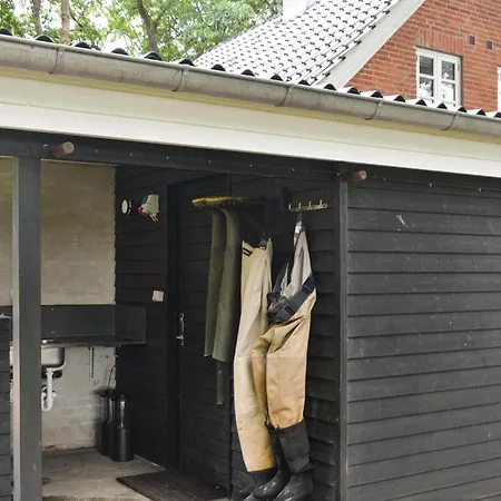 Hodde With Fireplace *