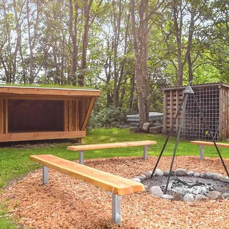 Hodde With Fireplace